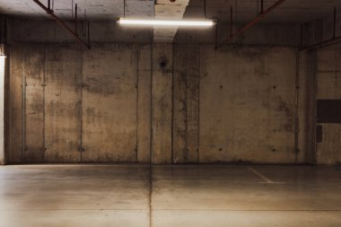 Boş yer altı garajı. Boş park yeri ve loş ışık