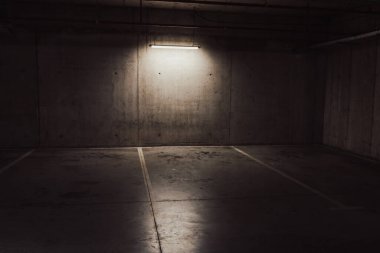 Boş yer altı garajı. Boş park yeri ve loş ışık