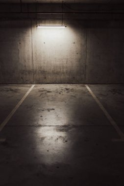 Boş yer altı garajı. Boş park yeri ve loş ışık