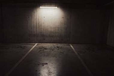 Boş yer altı garajı. Boş park yeri ve loş ışık