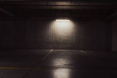 Boş yer altı garajı. Boş park yeri ve loş ışık