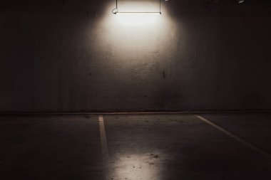 Boş yer altı garajı. Boş park yeri ve loş ışık