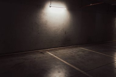Boş yer altı garajı. Boş park yeri ve loş ışık