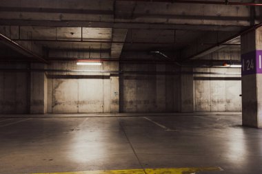 Boş yer altı garajı. Boş park yeri ve loş ışık