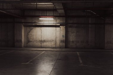 Boş yer altı garajı. Boş park yeri ve loş ışık