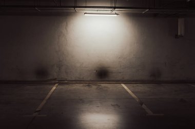 Boş yer altı garajı. Boş park yeri ve loş ışık