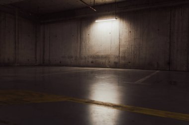 Boş yer altı garajı. Boş park yeri ve loş ışık