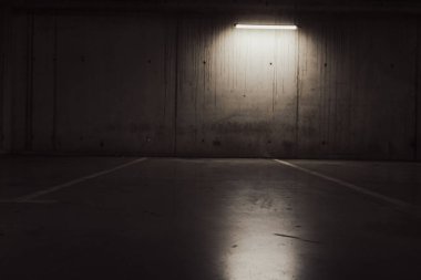 Boş yer altı garajı. Boş park yeri ve loş ışık