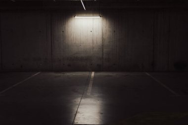 Boş yer altı garajı. Boş park yeri ve loş ışık