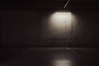 Boş yer altı garajı. Boş park yeri ve loş ışık