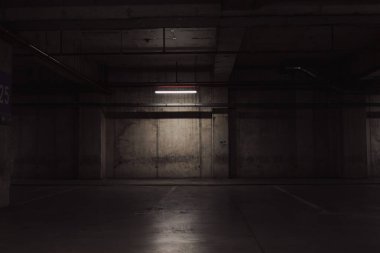 Boş yer altı garajı. Boş park yeri ve loş ışık