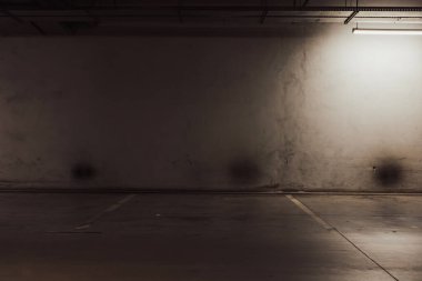 Boş yer altı garajı. Boş park yeri ve loş ışık