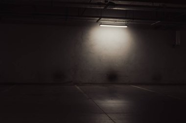 Boş yer altı garajı. Boş park yeri ve loş ışık