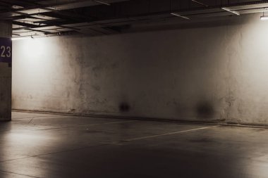 Boş yer altı garajı. Boş park yeri ve loş ışık