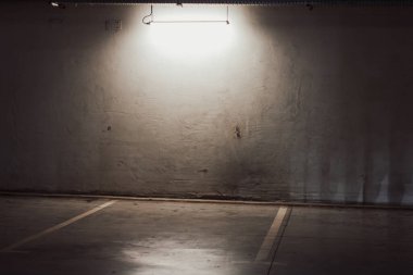 Boş yer altı garajı. Boş park yeri ve loş ışık