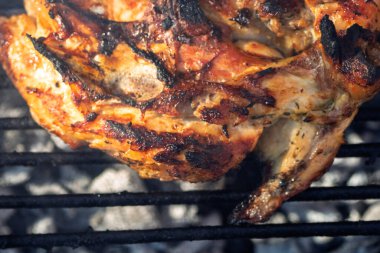 Domuz pirzolası, biftek, ızgarada sosis dumanlı ızgara