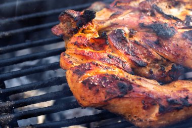 Domuz pirzolası, biftek, ızgarada sosis dumanlı ızgara