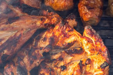 Domuz pirzolası, biftek, ızgarada sosis dumanlı ızgara