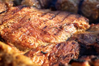 Domuz pirzolası, biftek, ızgarada sosis dumanlı ızgara