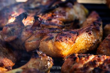 Domuz pirzolası, biftek, ızgarada sosis dumanlı ızgara