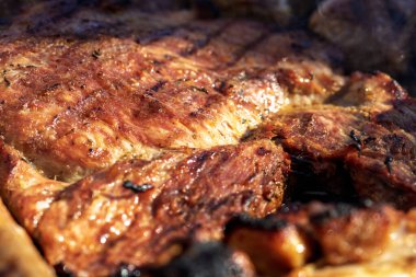 Domuz pirzolası, biftek, ızgarada sosis dumanlı ızgara