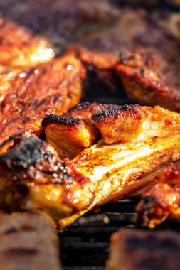 Domuz pirzolası, biftek, ızgarada sosis dumanlı ızgara