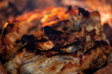 Domuz pirzolası, biftek, ızgarada sosis dumanlı ızgara