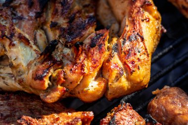 Domuz pirzolası, biftek, ızgarada sosis dumanlı ızgara