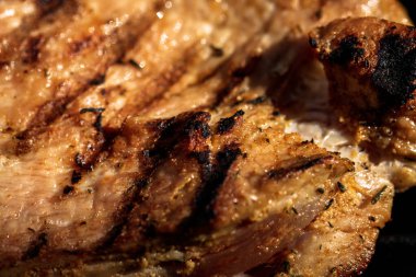 Domuz pirzolası, biftek, ızgarada sosis dumanlı ızgara