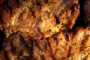 Domuz pirzolası, biftek, ızgarada sosis dumanlı ızgara