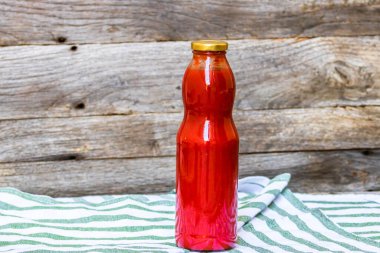 Sirke içinde konserve sebzeler. Sebze turşusu.