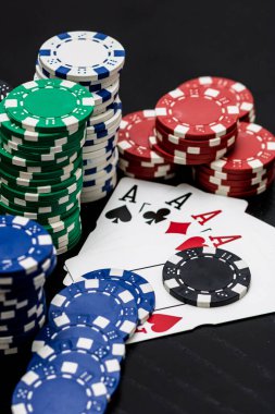 Kumarhane fişleri ve kartlar masada. Poker kumar konsepti