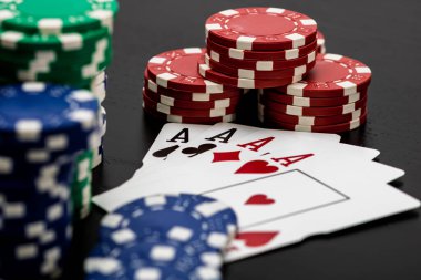 Kumarhane fişleri ve kartlar masada. Poker kumar konsepti