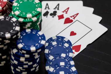 Kumarhane fişleri ve kartlar masada. Poker kumar konsepti