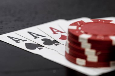 Kumarhane fişleri ve kartlar masada. Poker kumar konsepti