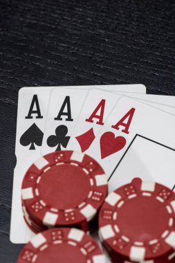 Kumarhane fişleri ve kartlar masada. Poker kumar konsepti