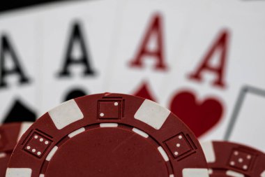 Kumarhane fişleri ve kartlar masada. Poker kumar konsepti