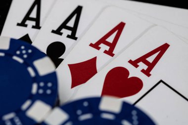 Kumarhane fişleri ve kartlar masada. Poker kumar konsepti