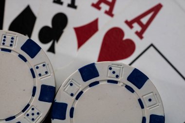 Kumarhane fişleri ve kartlar masada. Poker kumar konsepti
