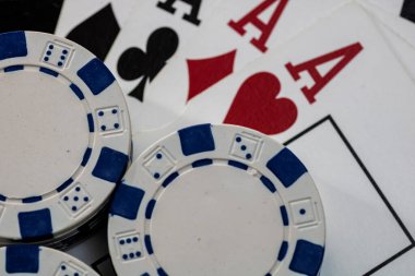 Kumarhane fişleri ve kartlar masada. Poker kumar konsepti