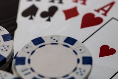 Kumarhane fişleri ve kartlar masada. Poker kumar konsepti