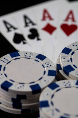 Kumarhane fişleri ve kartlar masada. Poker kumar konsepti