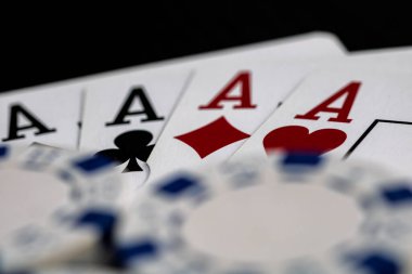 Kumarhane fişleri ve kartlar masada. Poker kumar konsepti