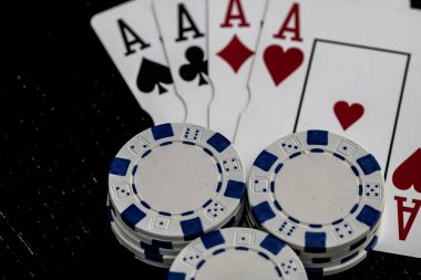 Kumarhane fişleri ve kartlar masada. Poker kumar konsepti