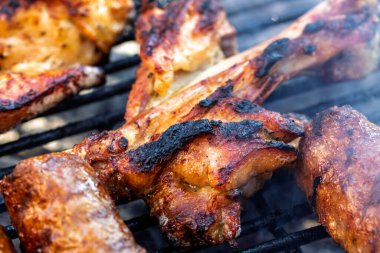 Domuz pirzolası, biftek, ızgarada sosis dumanlı ızgara