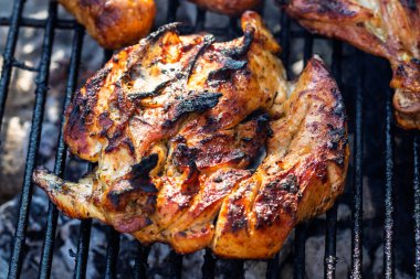 Domuz pirzolası, biftek, ızgarada sosis dumanlı ızgara