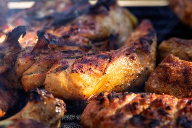 Domuz pirzolası, biftek, ızgarada sosis dumanlı ızgara