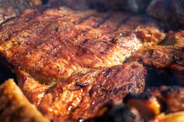 Domuz pirzolası, biftek, ızgarada sosis dumanlı ızgara