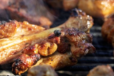Domuz pirzolası, biftek, ızgarada sosis dumanlı ızgara