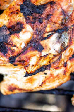 Domuz pirzolası, biftek, ızgarada sosis dumanlı ızgara